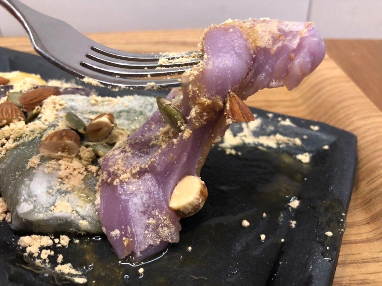 篱笆边的菊花传统豆糕细节，豆粉与坚果提升香气，豆糕本身韧性十足，是一道值得品尝的韩式传统甜点。